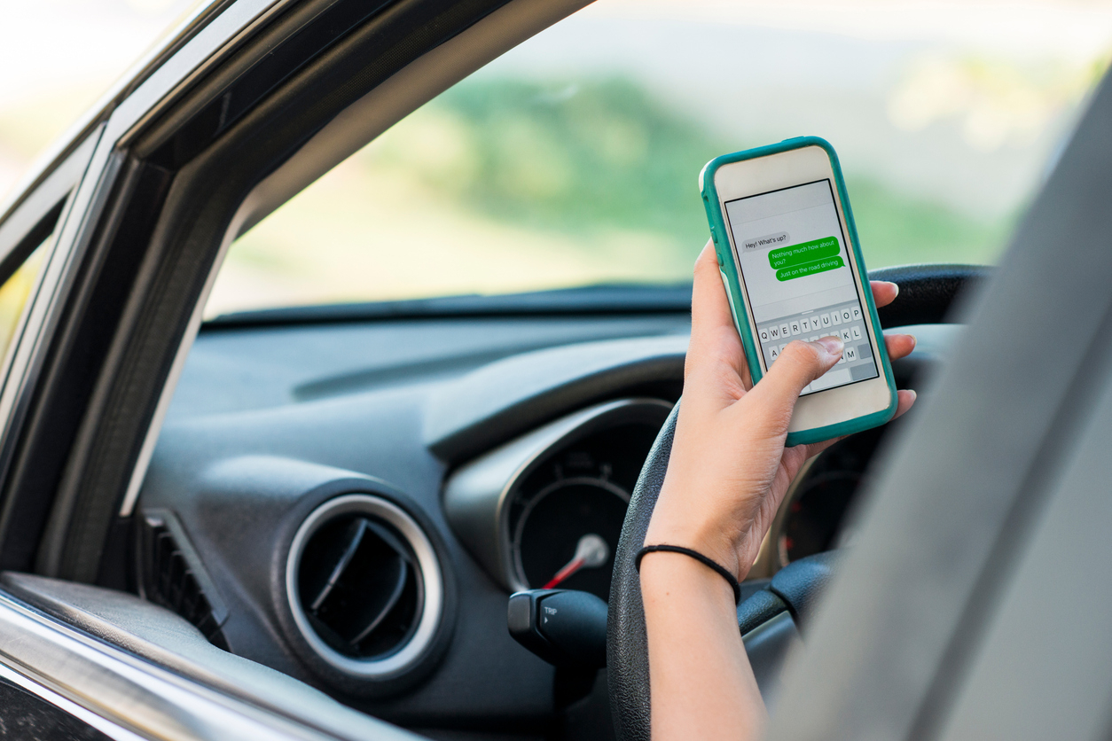 woman texting behind the wheel