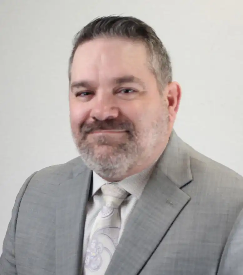 Headshot of Leo Hendges